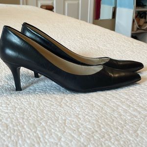 Black leather Nine West Elise pumps size 7.5. 2 1/2” heel.